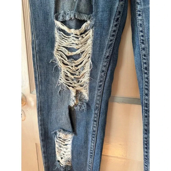 Forever21 Women’s size 26 ripped Jeans - Picture 5 of 8